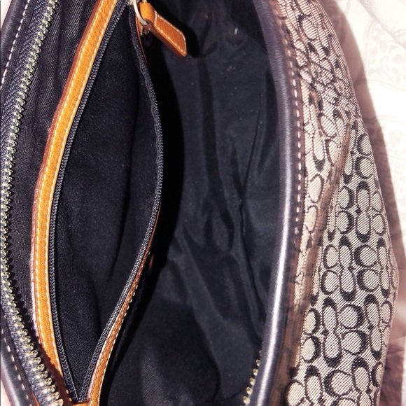 DON’T MISS THIS⭐️Coach Signature Hobo⭐️ - Picture 4 of 8